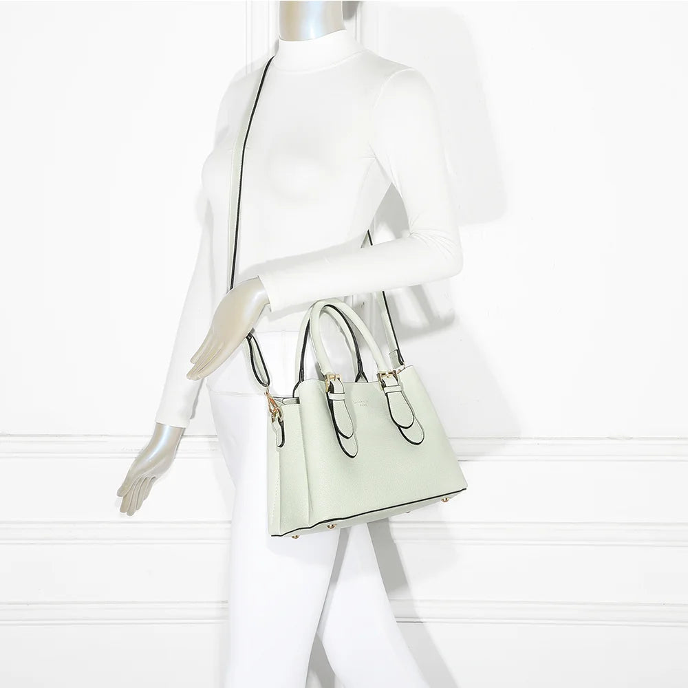 Sac Nola vert clair porté par une femme, à la main ou à l’épaule avec sa bandoulière amovible – réf. R-1948