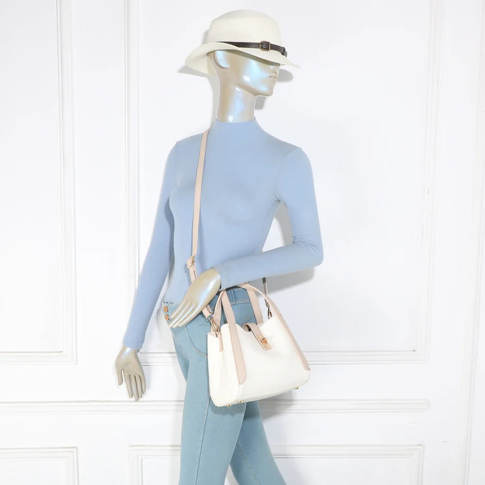 Sac Nora beige/taupe porté par une femme, en main ou à l’épaule grâce à sa bandoulière amovible – réf. DQ-8718