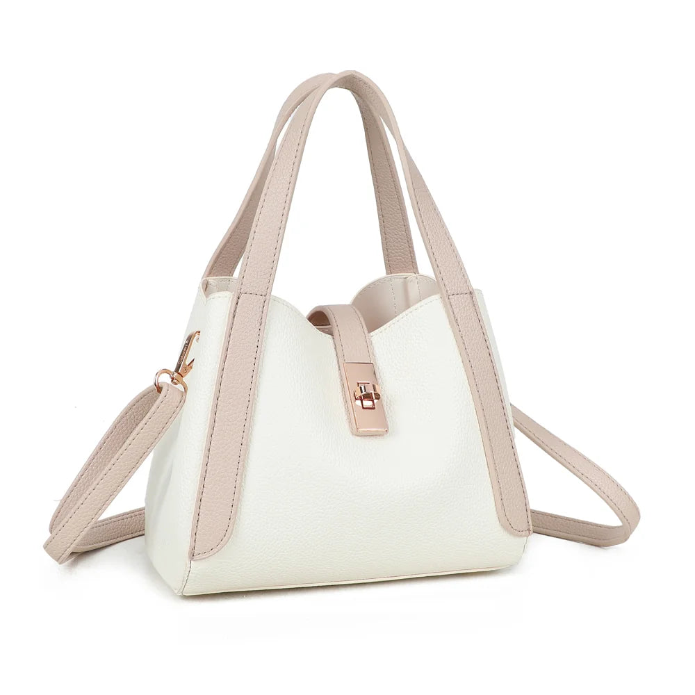 Nora beige/taupe vu de trois quarts : silhouette seau souple et languette à fermoir tournant doré – réf. DQ-8718