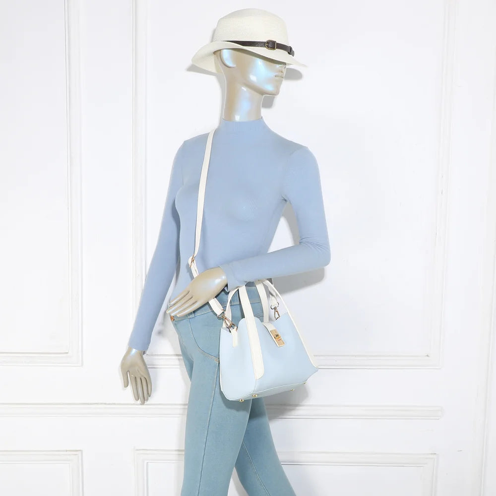 Sac Nora bleu clair porté par une femme, en main ou à l’épaule grâce à sa bandoulière amovible – réf. DQ-8718