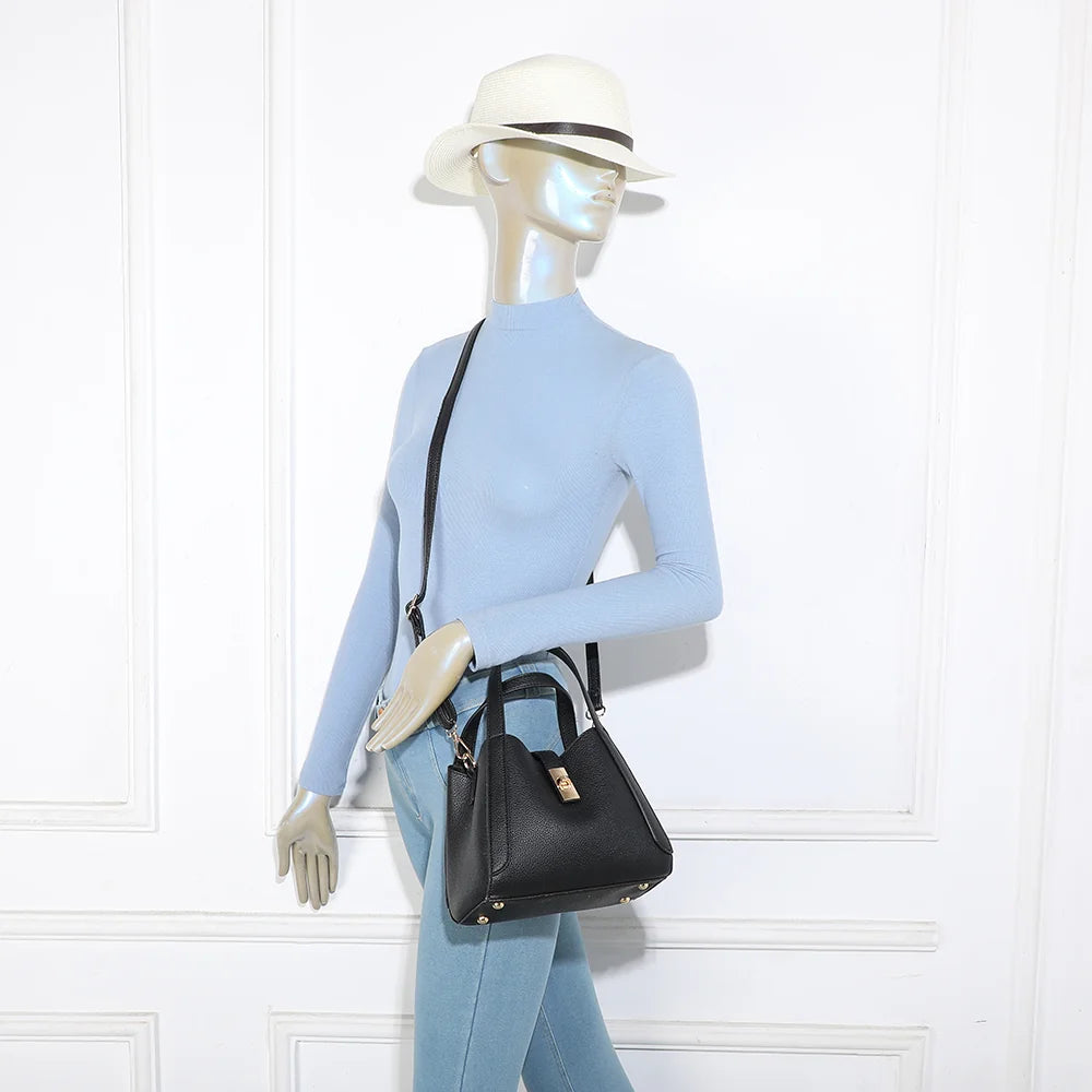 Sac Nora noir porté par une femme, en main ou à l’épaule grâce à sa bandoulière amovible – réf. DQ-8718