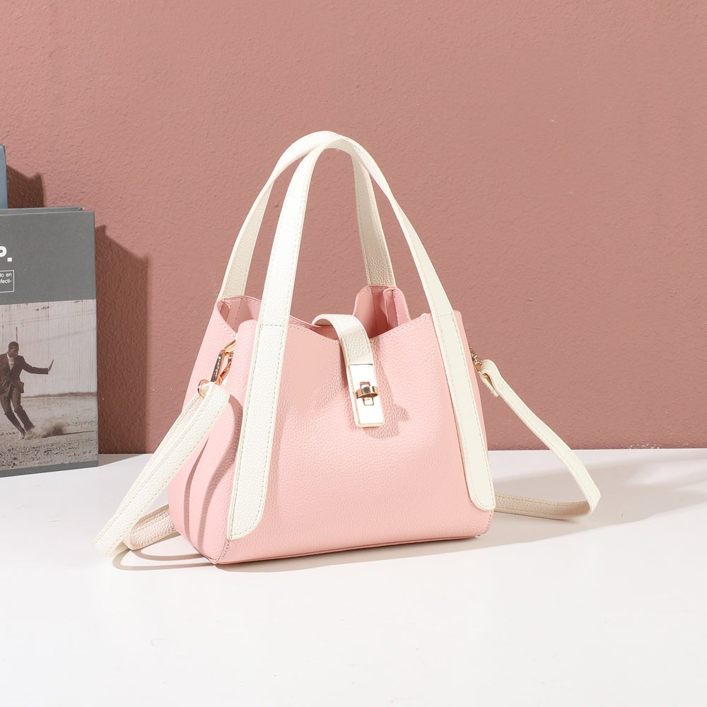 Sac à main seau Nora rose et beige à fermoir tournant doré, présenté dans un décor d’ambiance – visuel d’ambiance créé avec l’IA – Gallantry Paris