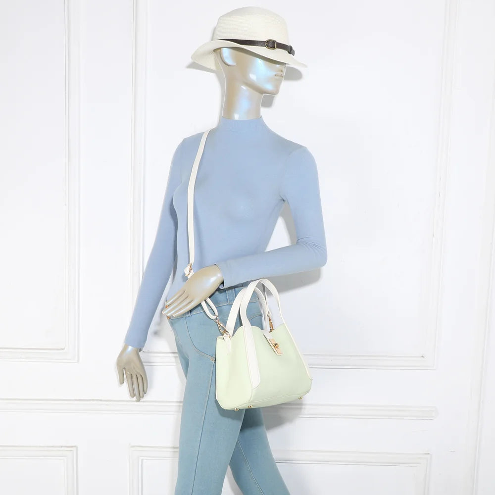 Sac Nora vert clair porté par une femme, en main ou à l’épaule grâce à sa bandoulière amovible – réf. DQ-8718