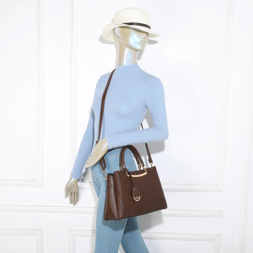 Sac à main femme Noréline café porté, deux anses main et barrette métallique dorée – réf. DQ-8697