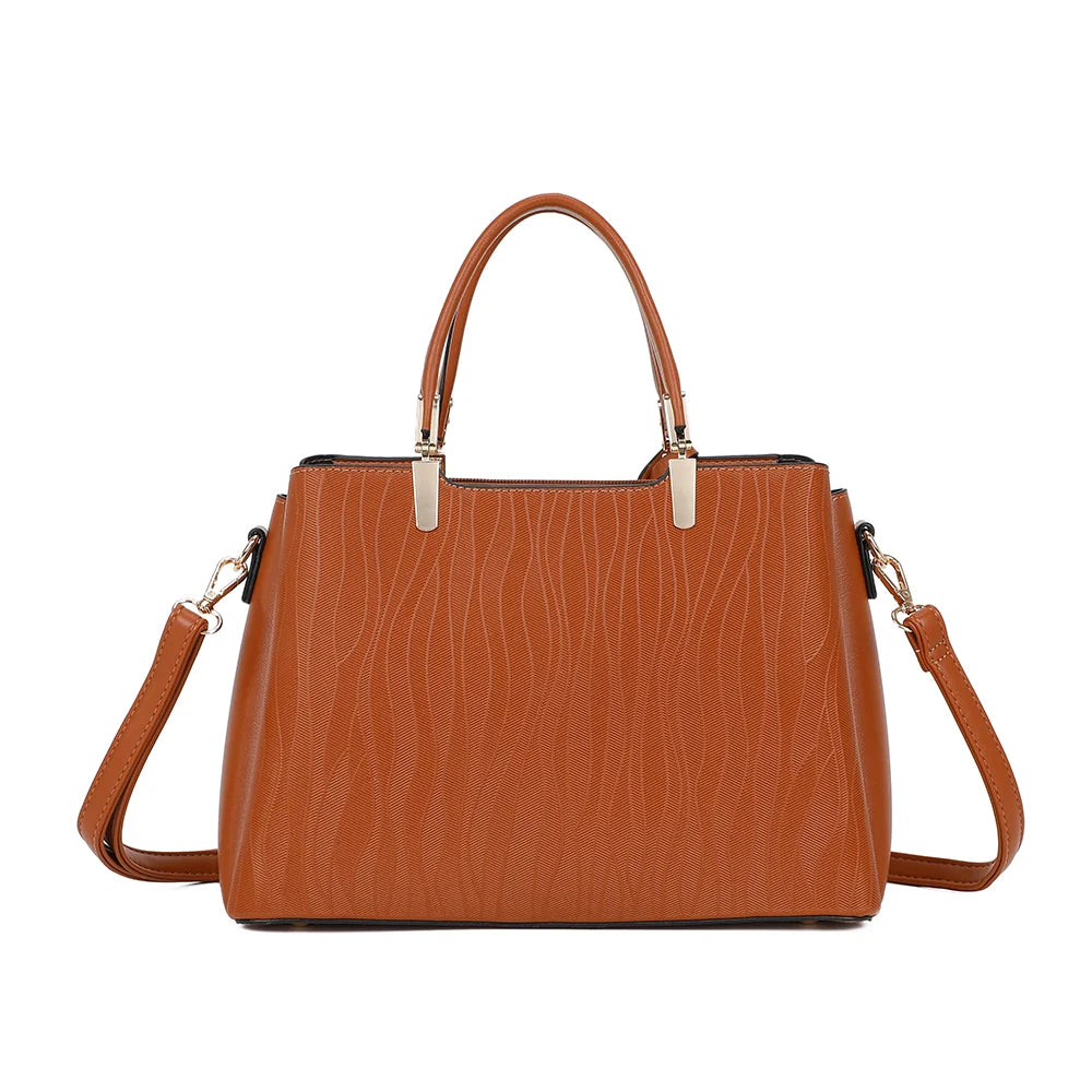 Dos du Noréline marron, surface synthétique texturée à motif ondulé et anses assorties – réf. DQ-8697