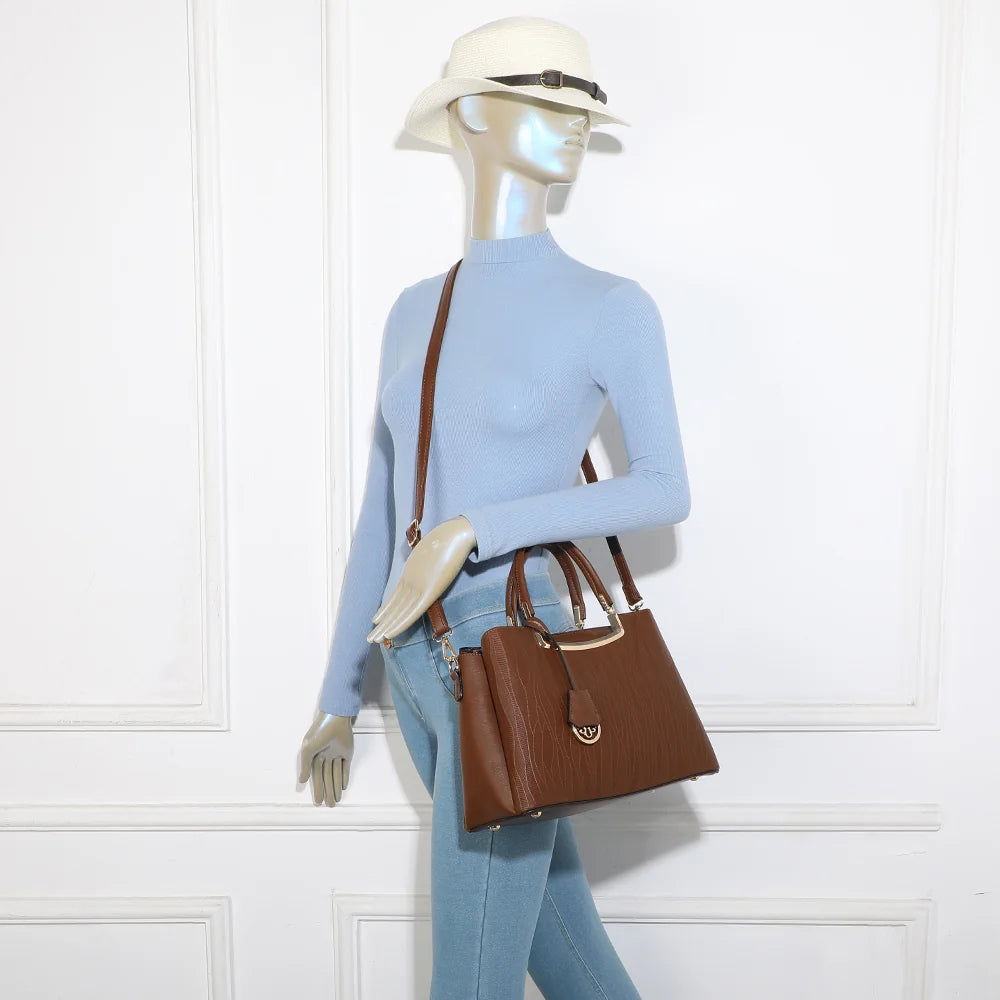 Sac à main femme Noréline marron foncé porté, deux anses main et barrette métallique dorée – réf. DQ-8697