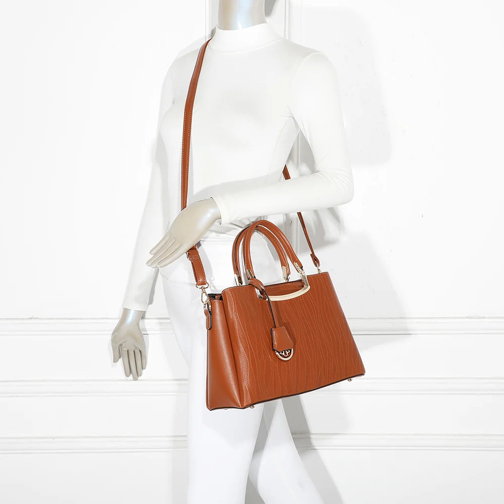 Sac à main femme Noréline marron porté, deux anses main et barrette métallique dorée – réf. DQ-8697