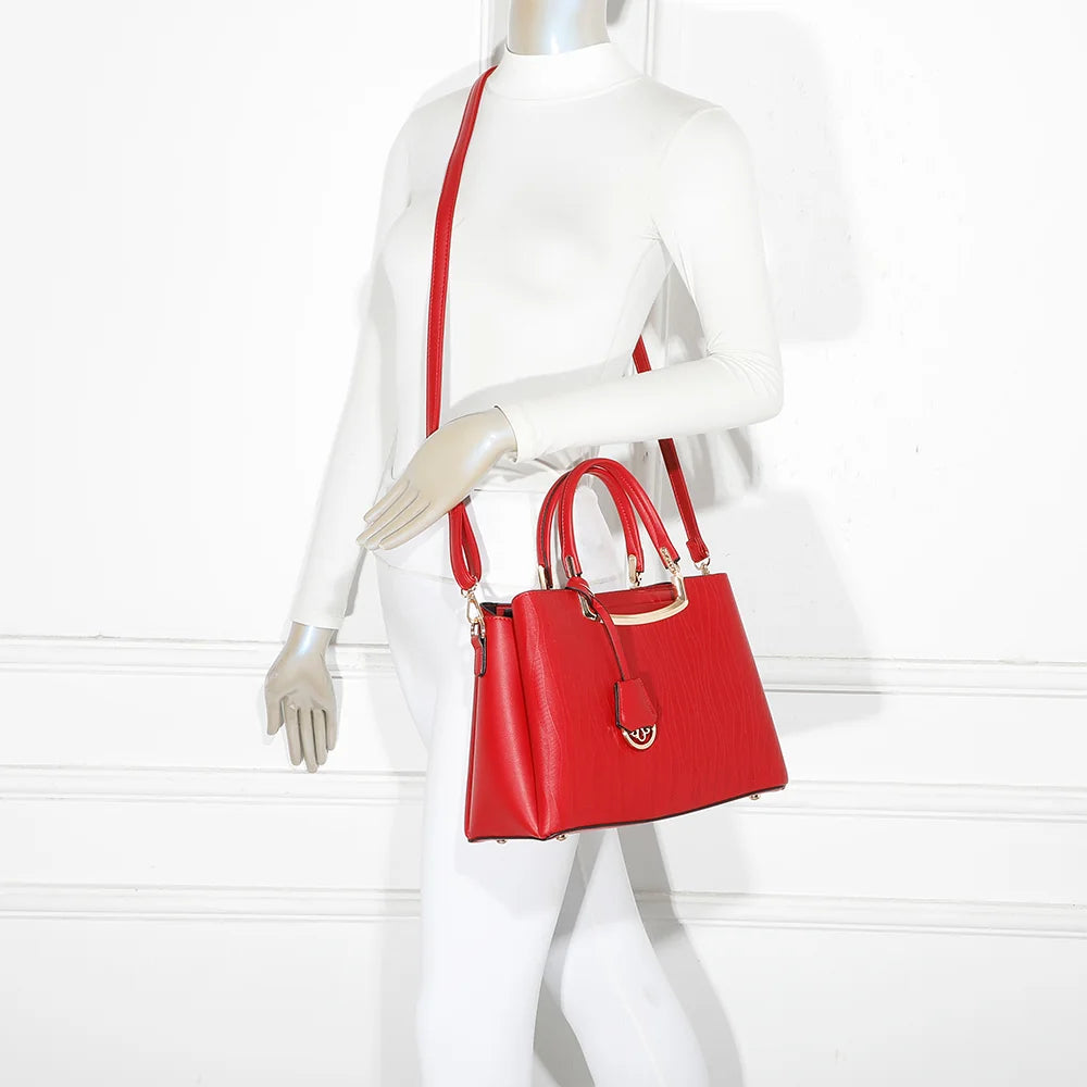 Sac à main femme Noréline rouge clair porté, deux anses main et barrette métallique dorée – réf. DQ-8697