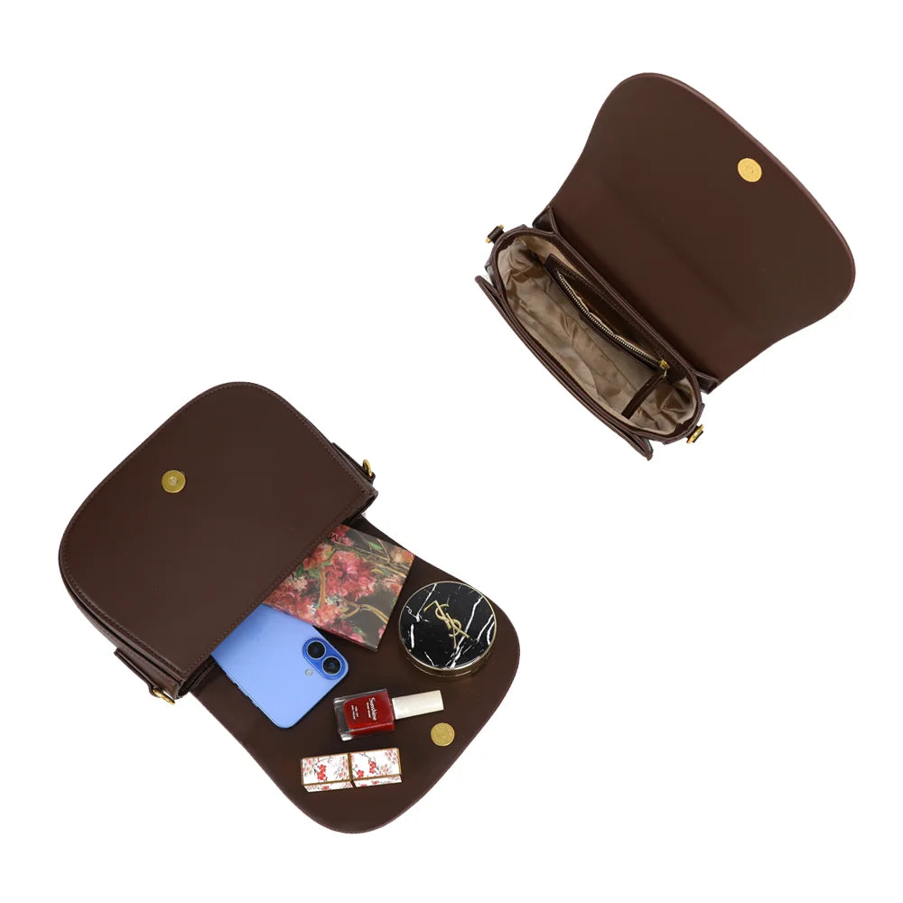 Intérieur du Nova Loop café : bouton magnétique et poche zippée pour téléphone et petits essentiels
