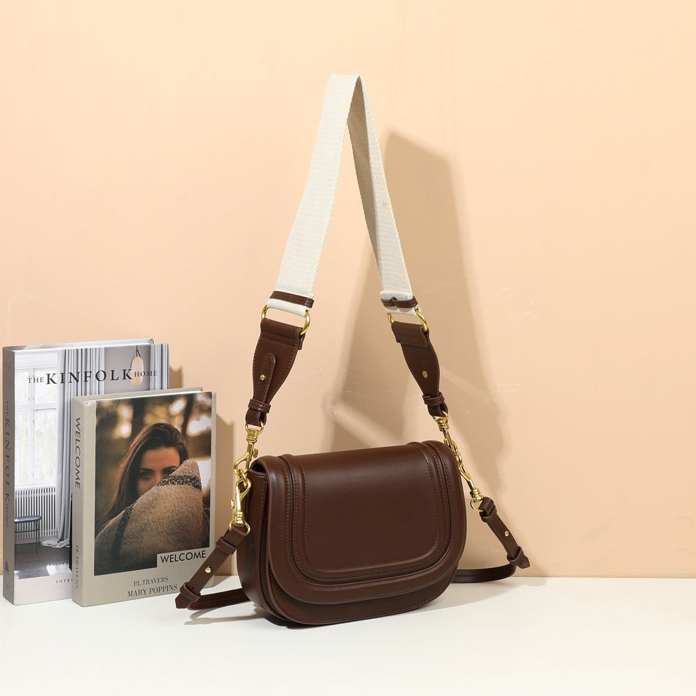 Sac bandoulière Nova Loop Coffee mis en scène dans un décor d’ambiance – visuel d’ambiance créé avec l’IA – Gallantry Paris