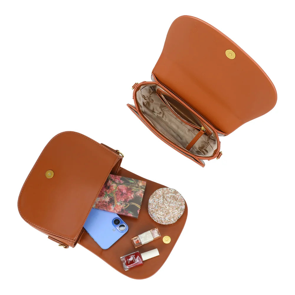 Intérieur du Nova Loop marron : bouton magnétique et poche zippée pour téléphone et petits essentiels