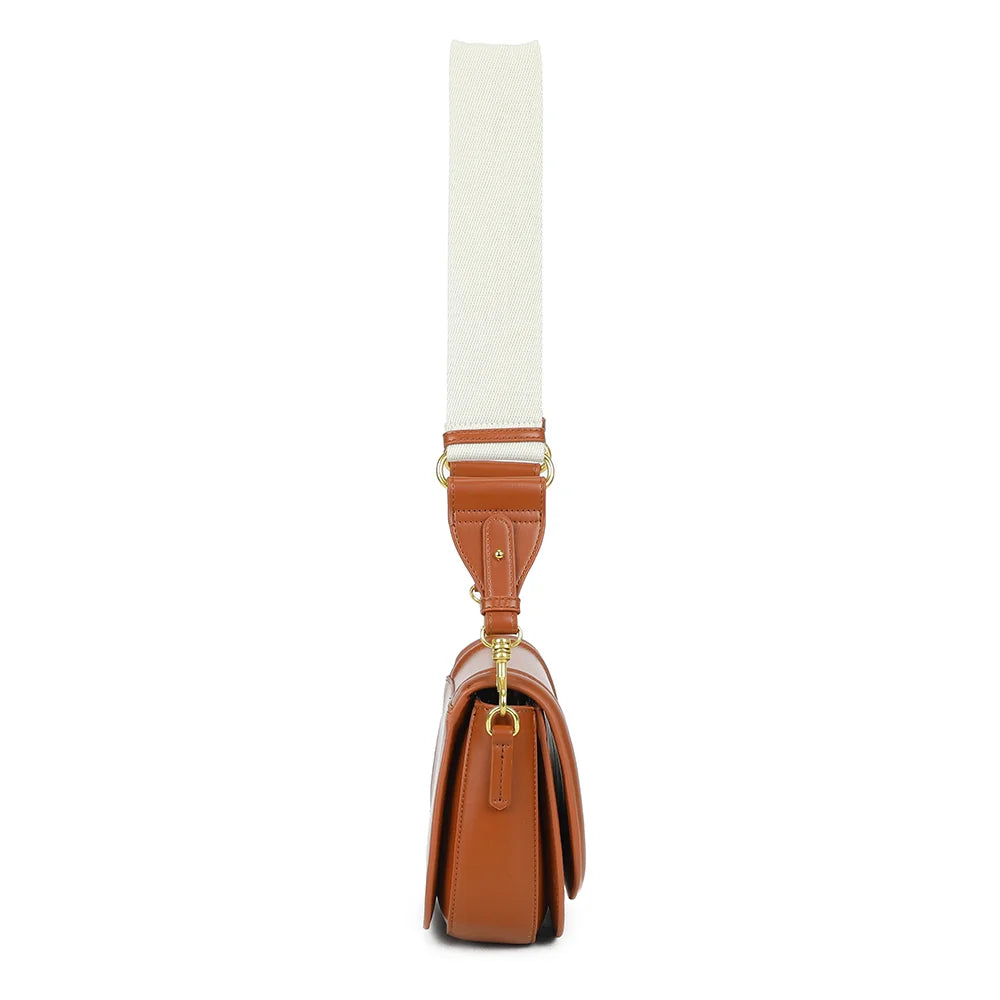 Profil du Nova Loop marron : format compact de 8 cm de profondeur, rabat bombé