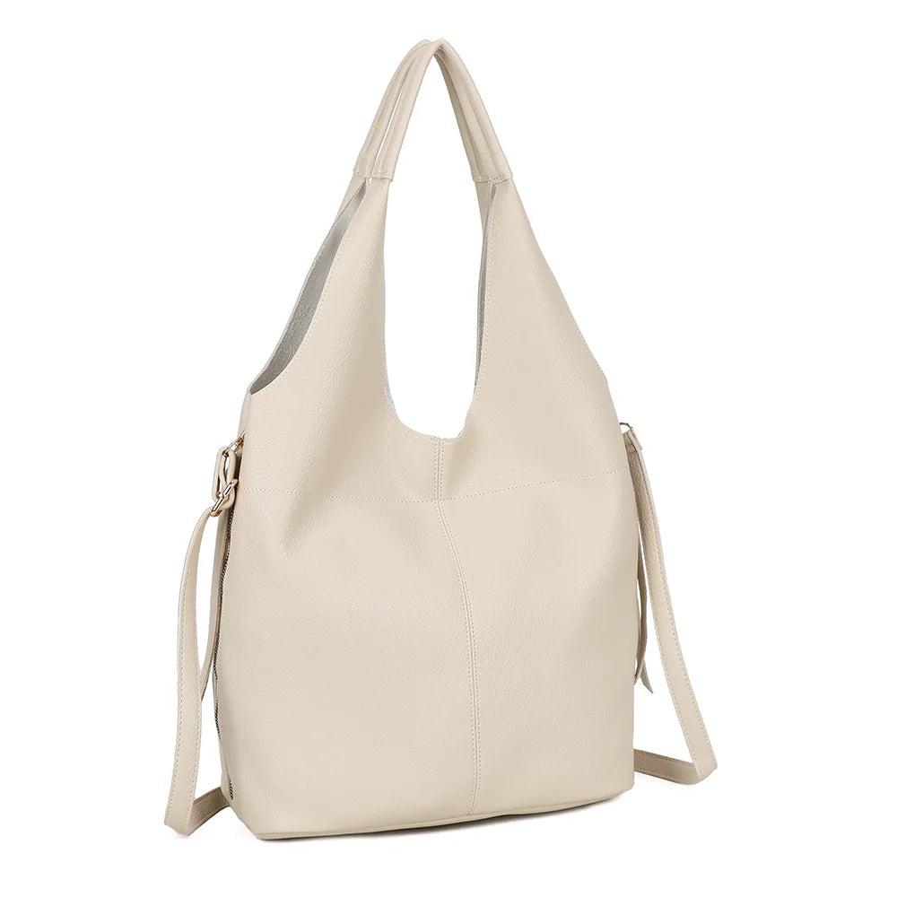 Noxa beige vu de trois quarts : silhouette souple et bandoulière amovible à boucle dorée – réf. R-2051