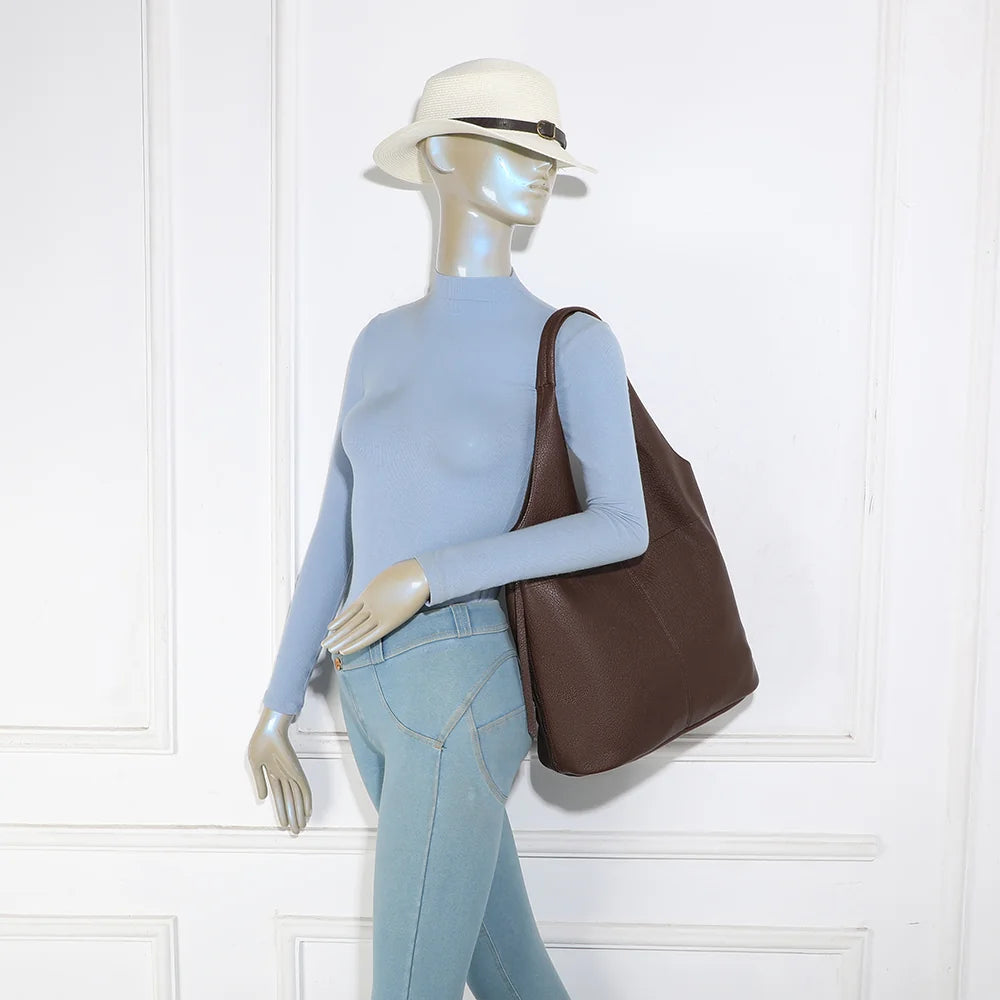 Sac Noxa café porté à l’épaule par une femme, grâce à ses deux anses souples – réf. R-2051