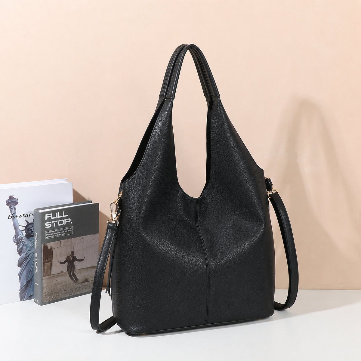 Sac à main Noxa noir en simili cuir grainé mis en scène – visuel d'ambiance créé avec l'IA – Gallantry Paris