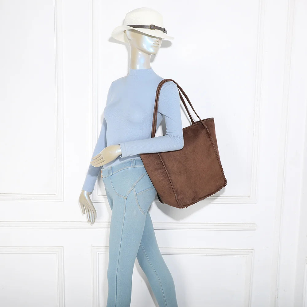 Sac cabas femme Nubia café porté à l’épaule grâce à ses deux anses longues – réf. R-2028