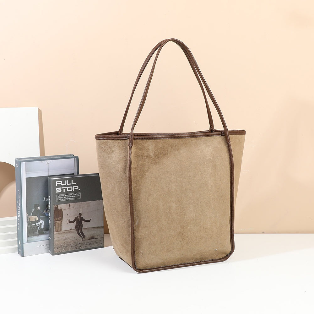 Sac cabas Nubia D.TAUPE en suédine synthétique mis en scène dans un décor – visuel d’ambiance créé avec l’IA – Gallantry Paris