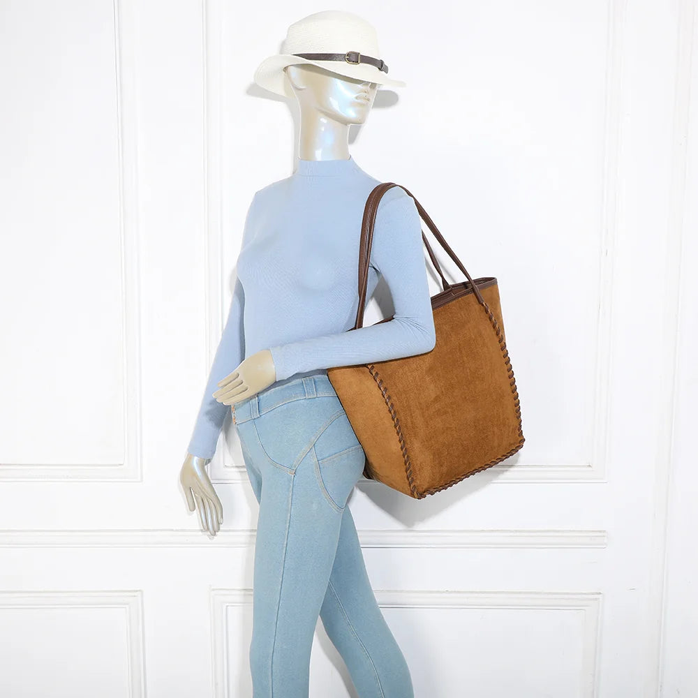 Sac cabas femme Nubia kaki porté à l’épaule grâce à ses deux anses longues – réf. R-2028