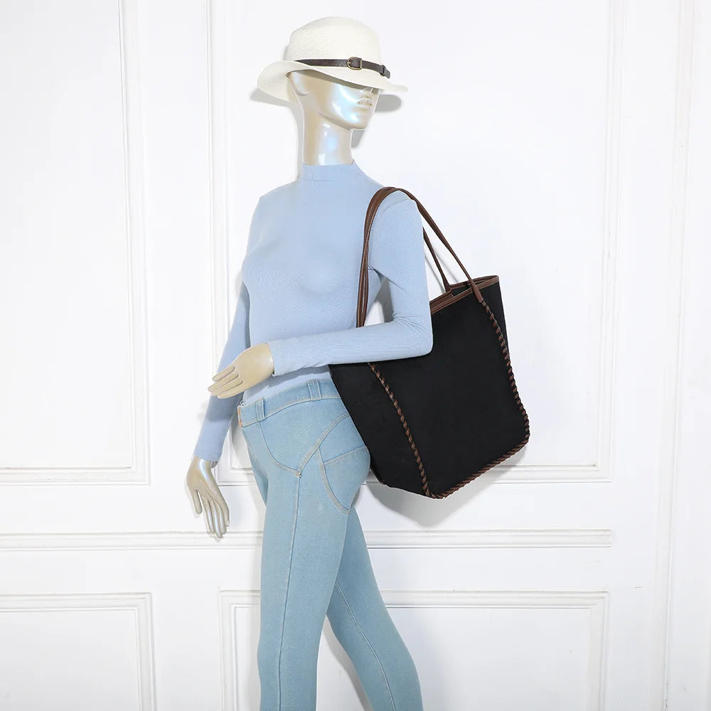 Sac cabas femme Nubia noir porté à l’épaule grâce à ses deux anses longues – réf. R-2028