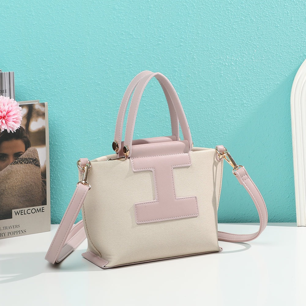 Sac Nude Canvas beige et rose mis en scène dans un décor d’ambiance – visuel d’ambiance créé avec l’IA – Gallantry Paris