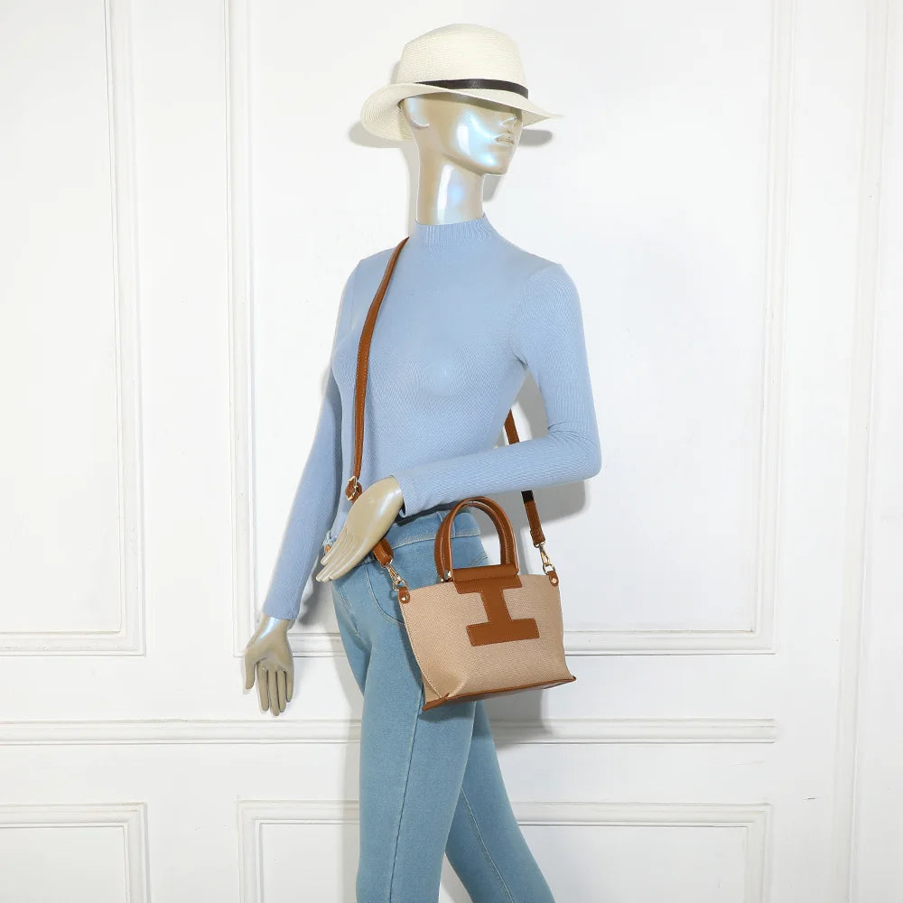 Sac Nude Canvas taupe/marron porté par une femme, à la main ou en bandoulière – réf. R-1987-1