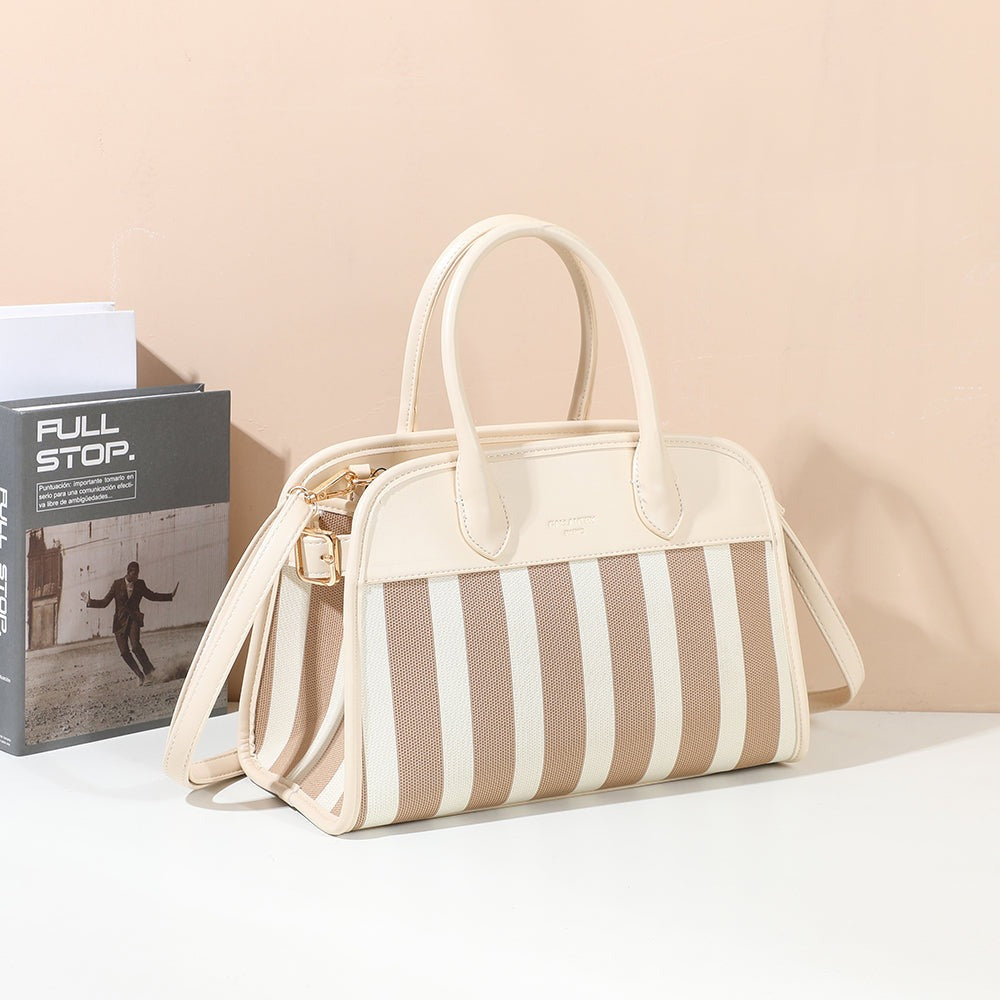 Sac à main Ocea Khaki/Beige à rayures posé dans un décor estival – visuel d'ambiance créé avec l'IA – Gallantry Paris