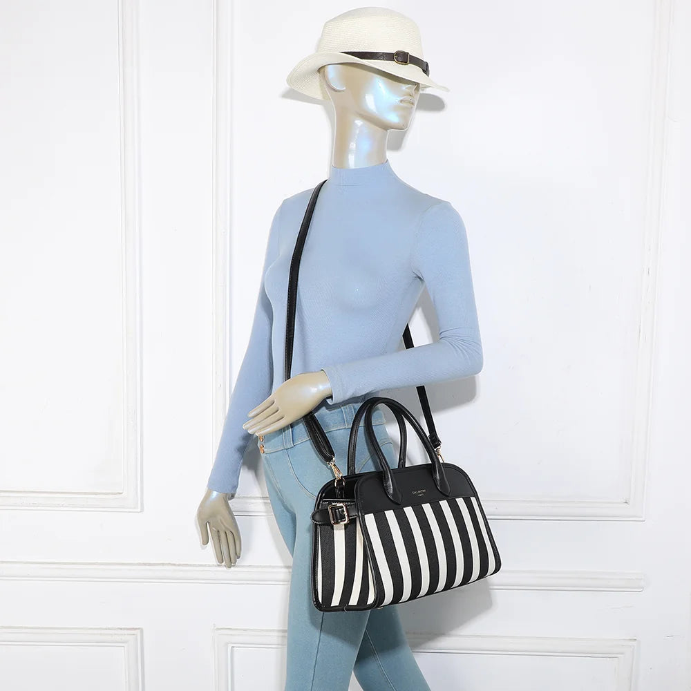 Sac à main femme Ocea noir/blanc porté, avec ses anses arrondies et sa bandoulière amovible – réf. DG-5818-1