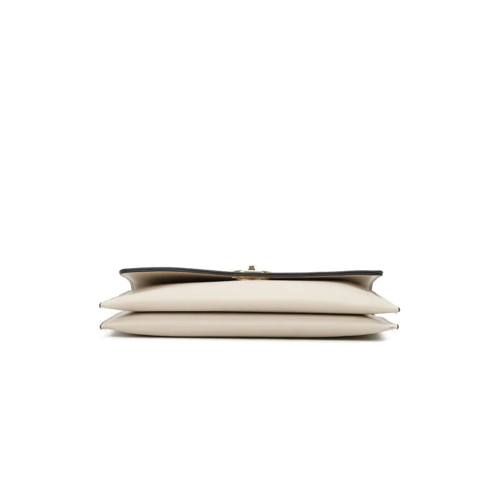 Dessous de la pochette Opale beige, finition soignée et coutures nettes sur toute la longueur – réf. R-1699