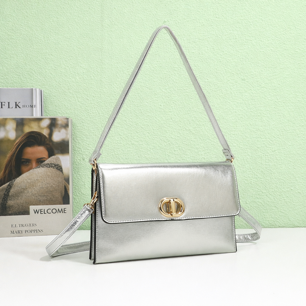 Pochette femme Opale argent mise en scène dans un décor élégant – visuel d’ambiance créé avec l’IA – Gallantry Paris