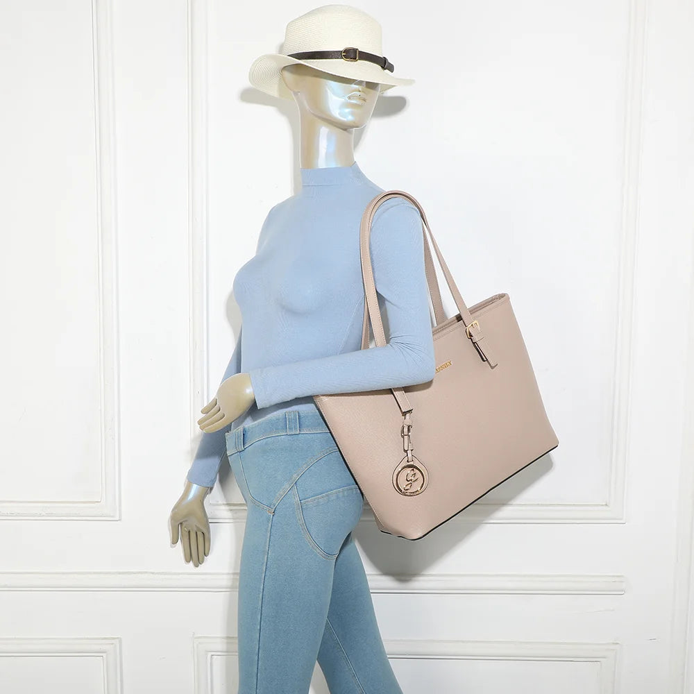 Cabas Opéra taupe porté à l’épaule par une femme, grâce à ses deux anses longues – réf. G-9227-20