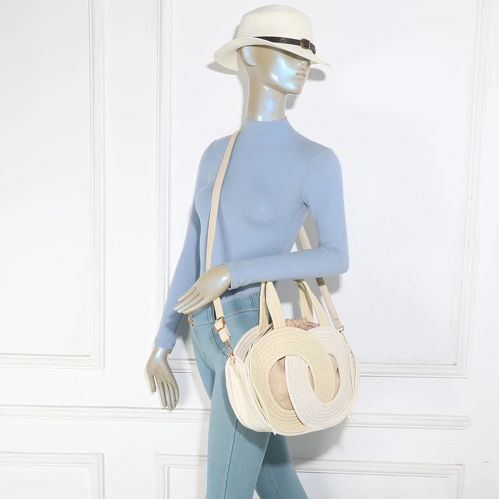 Sac Orélya beige/or porté par une femme, à la main ou avec sa bandoulière amovible – réf. A-9166