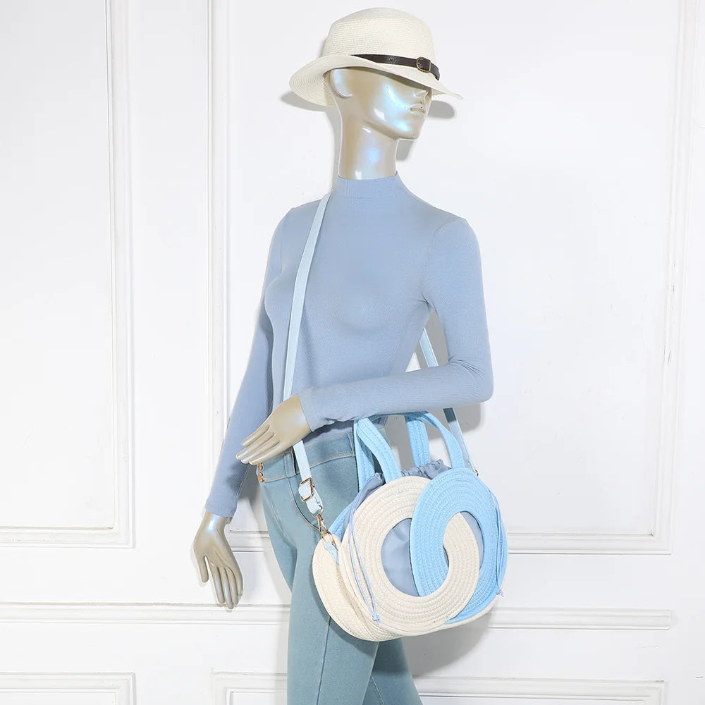 Sac Orélya bleu clair porté par une femme, à la main ou avec sa bandoulière amovible – réf. A-9166