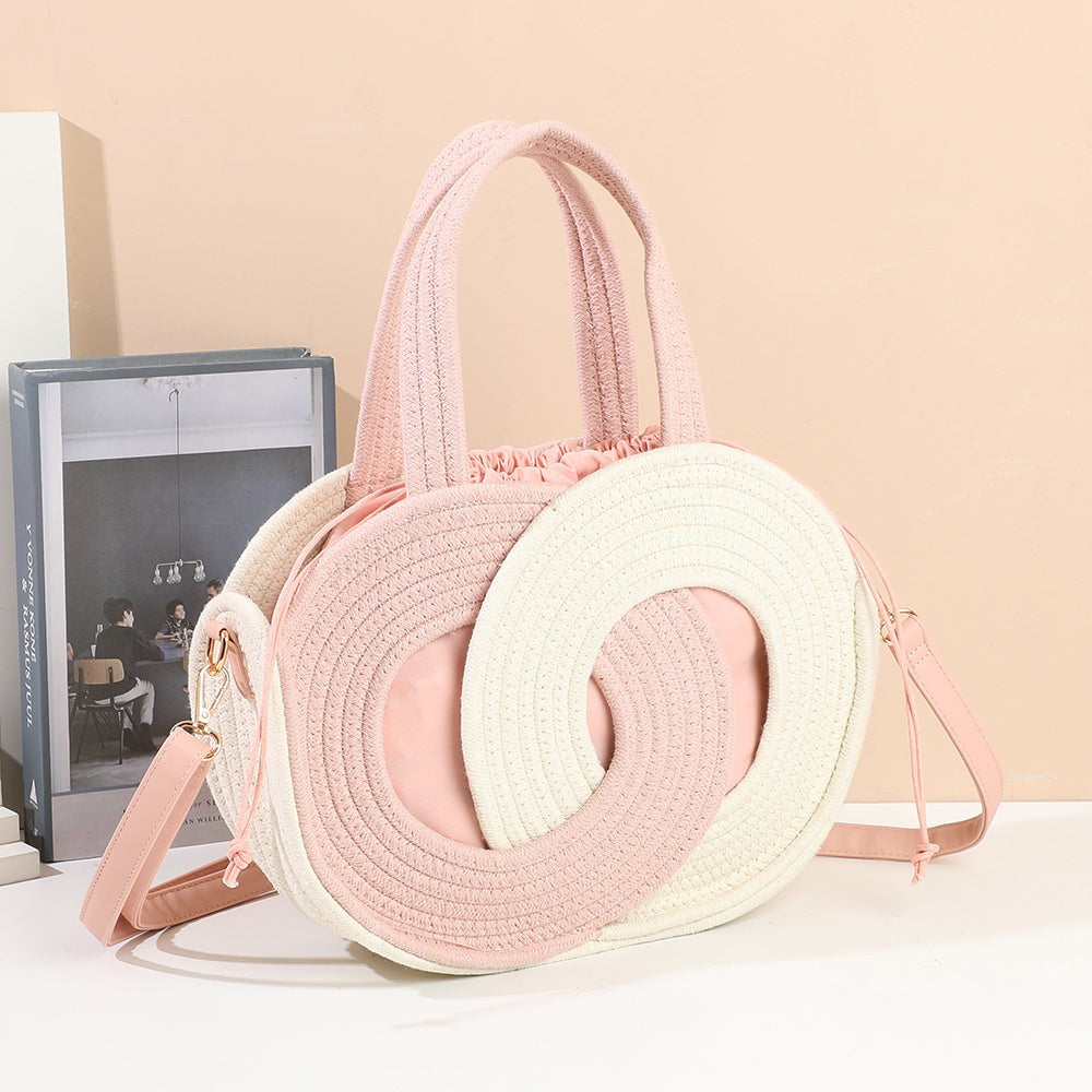 Sac Orélya rose et blanc en corde tressée posé dans un décor d’ambiance – visuel d’ambiance créé avec l’IA – Gallantry Paris