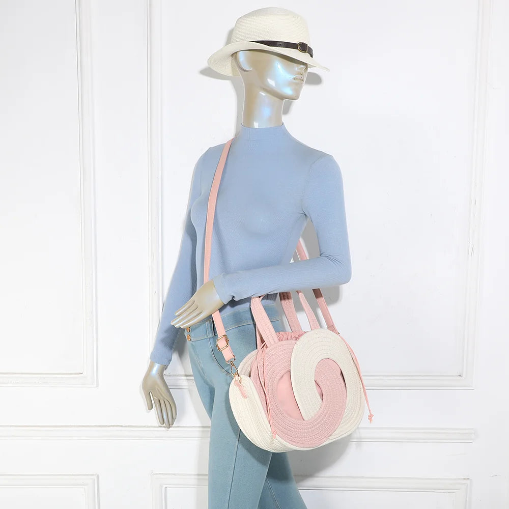Sac Orélya rose porté par une femme, à la main ou avec sa bandoulière amovible – réf. A-9166