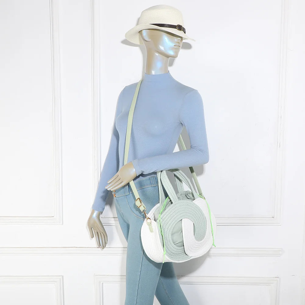 Sac Orélya vert clair porté par une femme, à la main ou avec sa bandoulière amovible – réf. A-9166