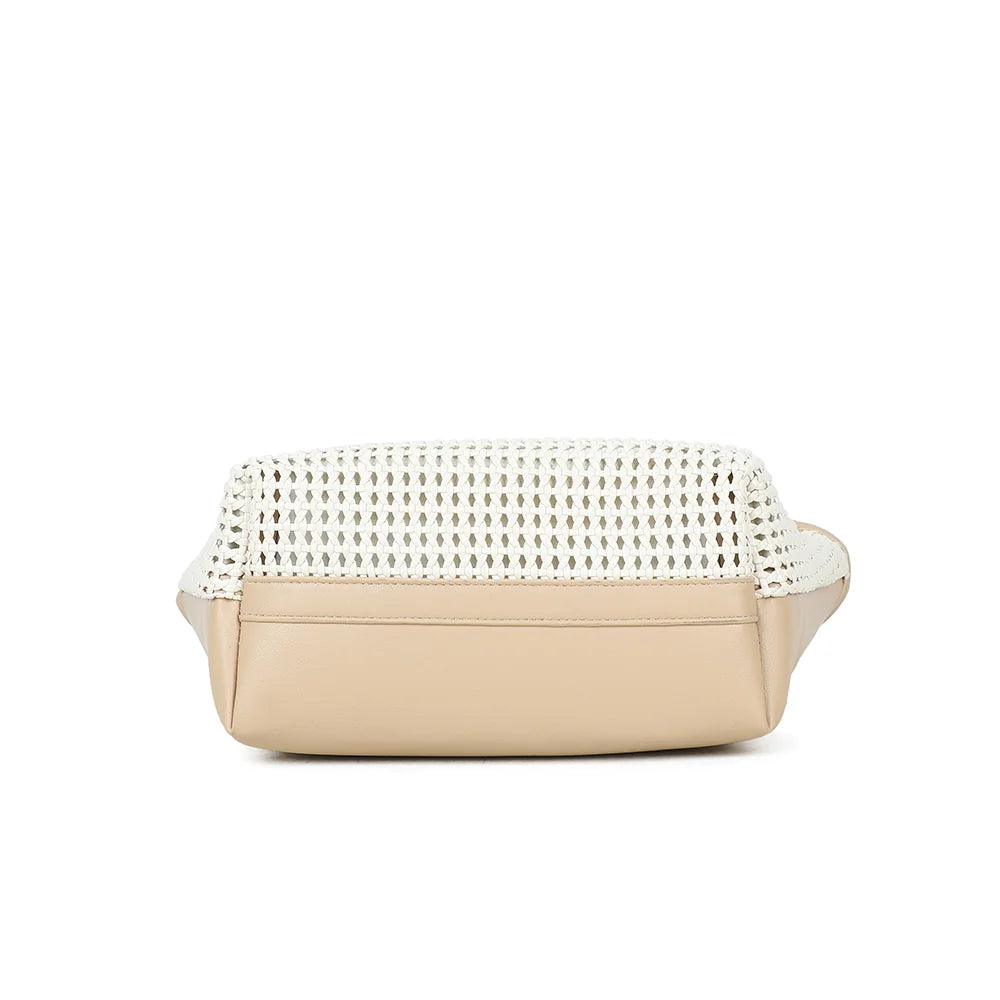 Dessous du sac Oréna beige/taupe, vu de dessous pour découvrir la base du modèle au tressage ajouré – réf. A-9154