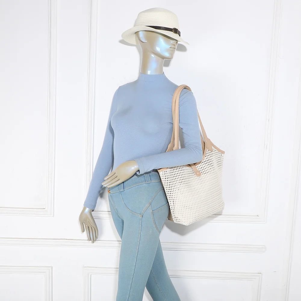 Sac Oréna beige/taupe porté à l’épaule par une femme : ses deux longues anses tombent naturellement sur la hanche – réf. A-9154