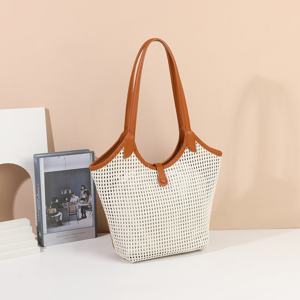Sac à main Oréna Beige/Marron au tressage ajouré mis en scène dans un décor – visuel d'ambiance créé avec l'IA – Gallantry Paris