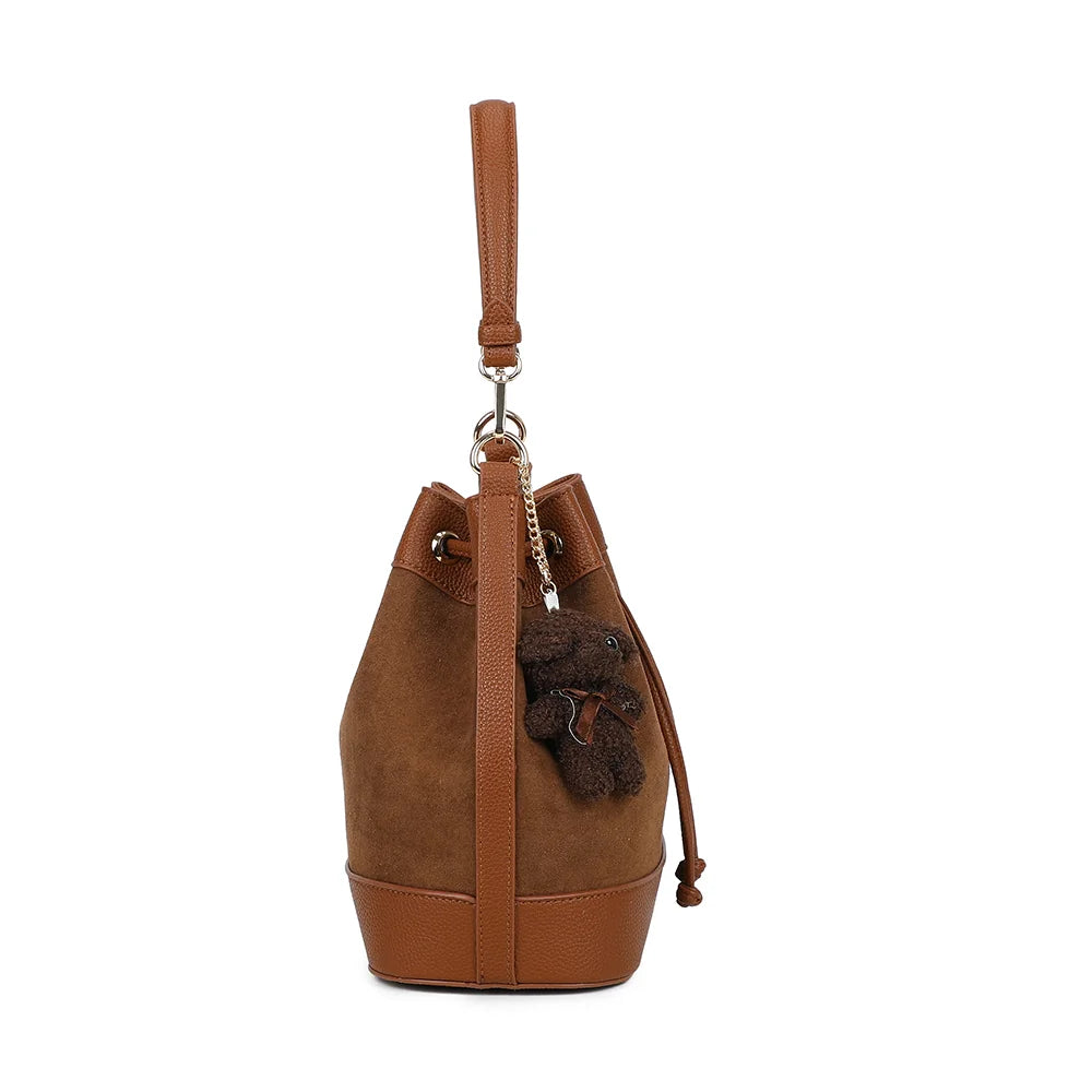Profil de l’Oria Suédine marron : forme seau et 14 cm de profondeur pour vos essentiels