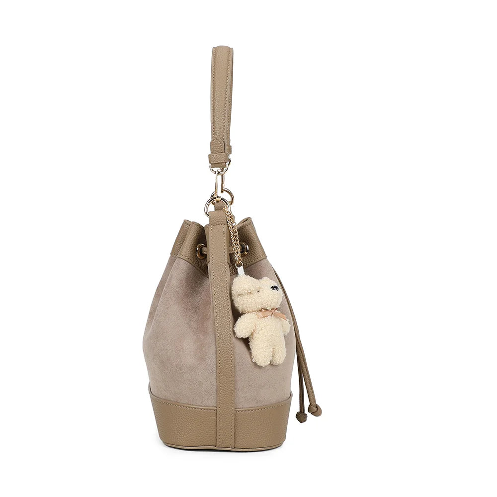 Profil de l’Oria Suédine taupe foncé : forme seau et 14 cm de profondeur pour vos essentiels