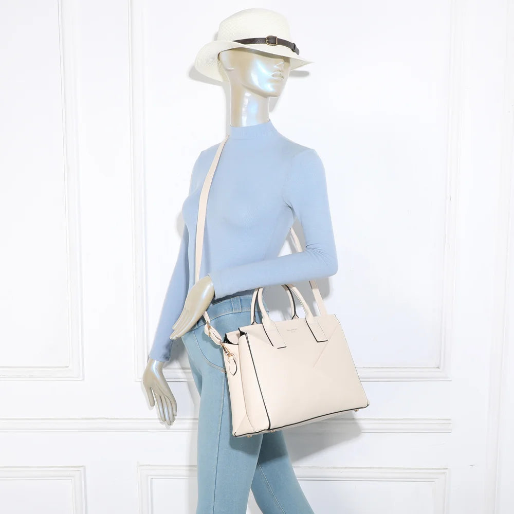 Origami Chic beige porté, à la main par ses anses arrondies ou à l’épaule avec sa bandoulière amovible – réf. M-9461