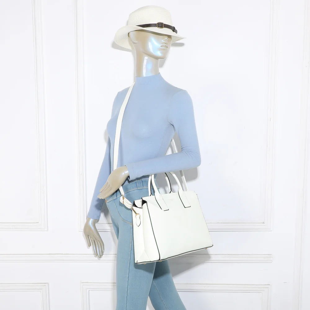 Origami Chic blanc porté, à la main par ses anses arrondies ou à l’épaule avec sa bandoulière amovible – réf. M-9461