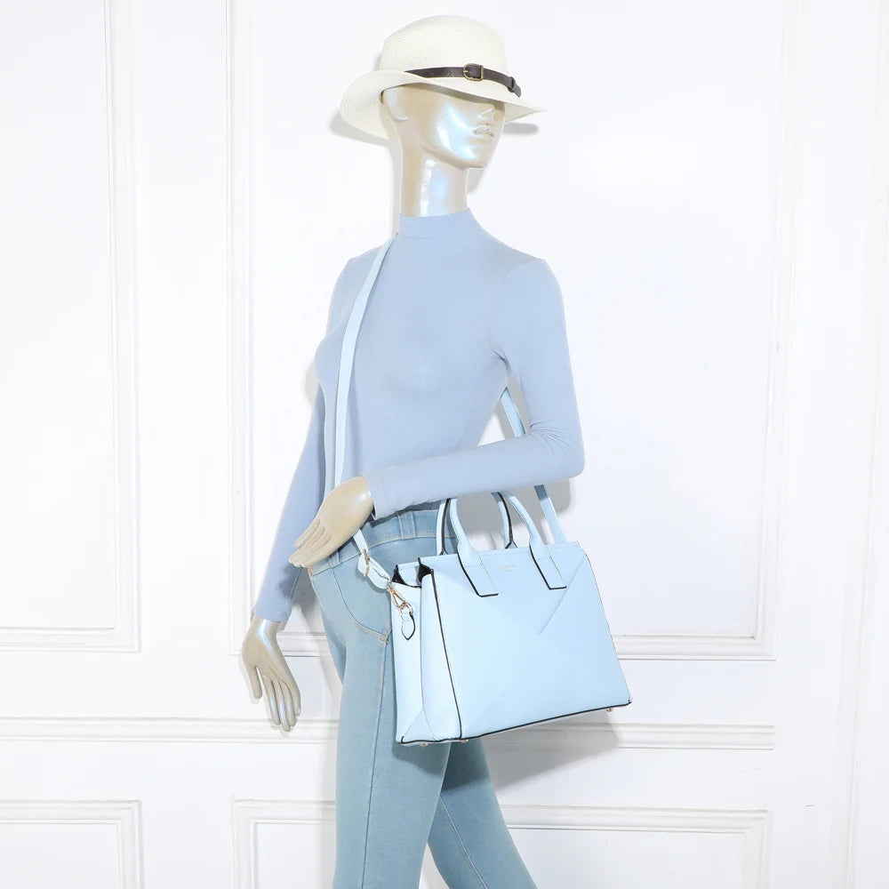 Origami Chic bleu clair porté, à la main par ses anses arrondies ou à l’épaule avec sa bandoulière amovible – réf. M-9461
