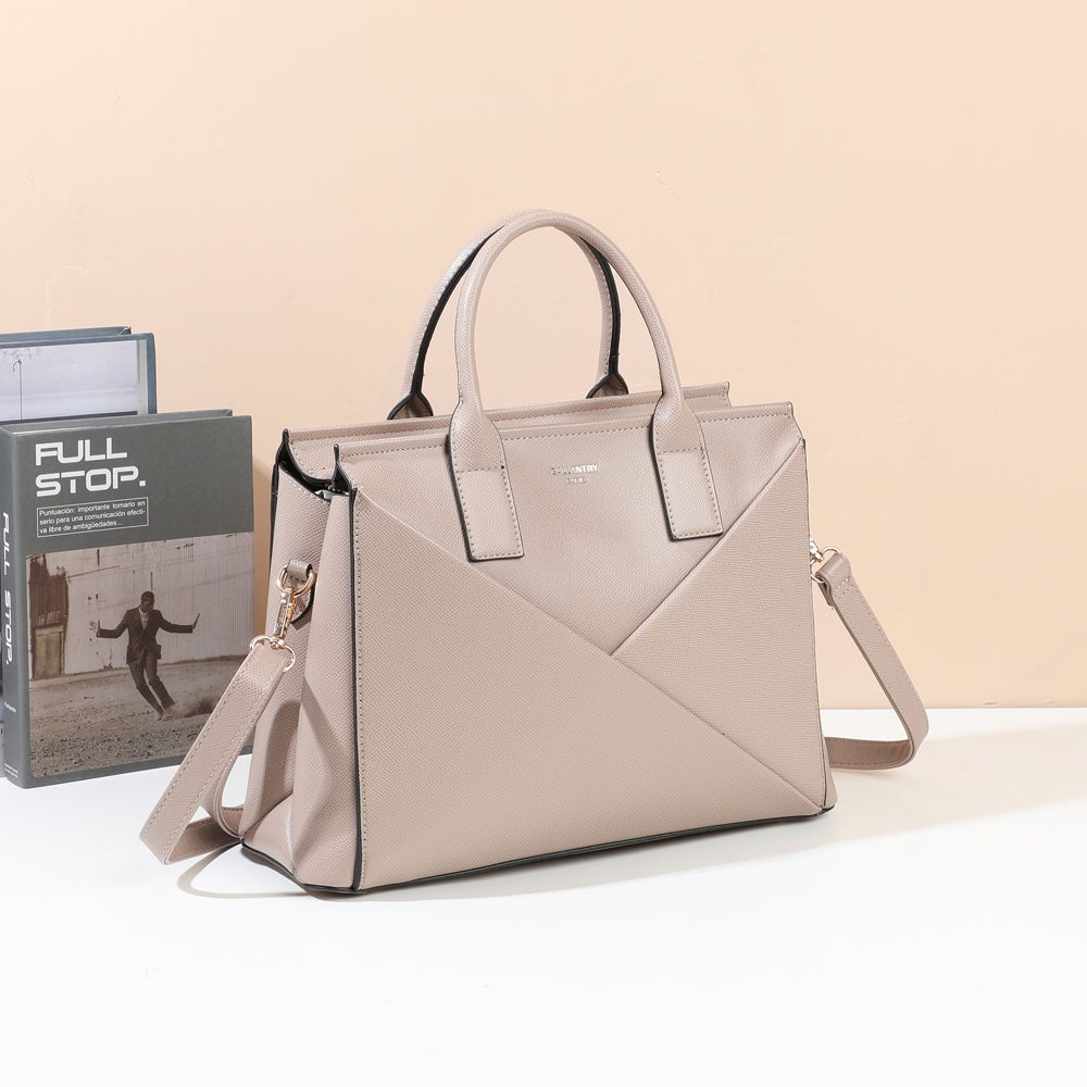 Sac à main Origami Chic taupe mis en scène dans un décor – visuel d’ambiance créé avec l’IA – Gallantry Paris