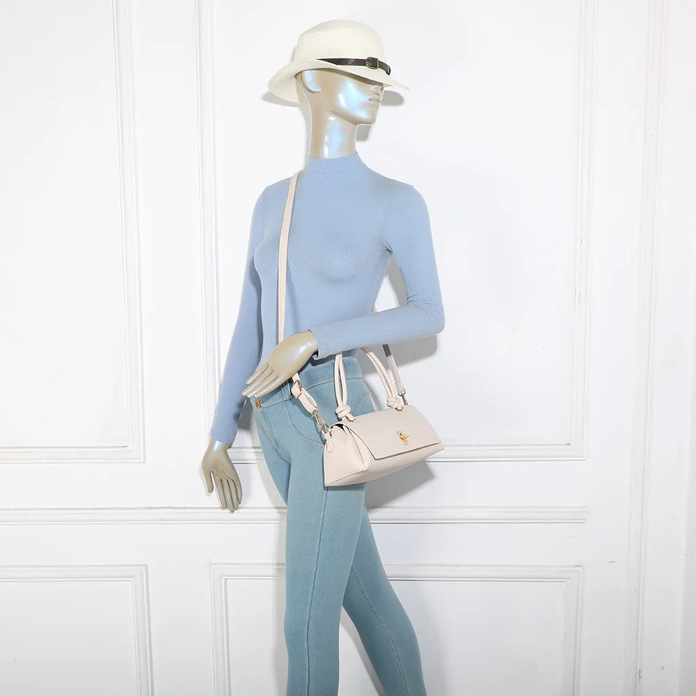 Sac Orlina beige porté par une femme : format compact, à la main ou avec sa bandoulière amovible – réf. R-2048