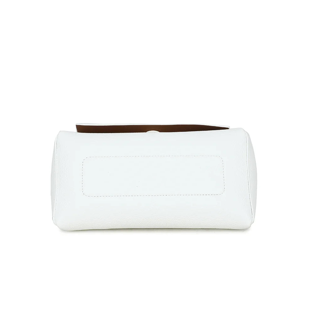 Dessous de l’Orlina blanc : base du sac compact en simili cuir grainé à la surface régulière – réf. R-2048