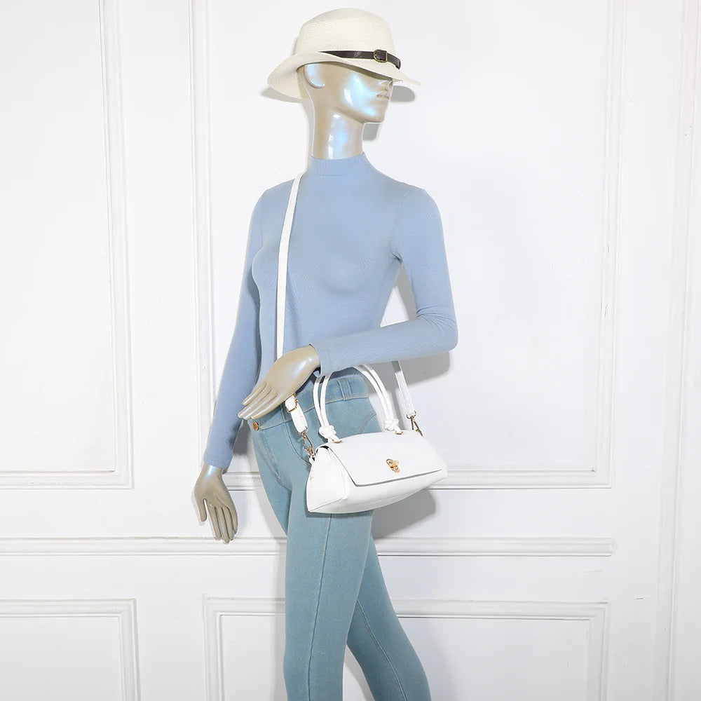 Sac Orlina blanc porté par une femme : format compact, à la main ou avec sa bandoulière amovible – réf. R-2048