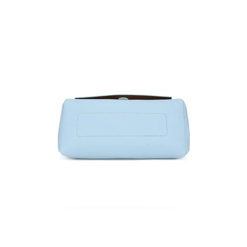 Dessous de l’Orlina bleu clair : base du sac compact en simili cuir grainé à la surface régulière – réf. R-2048
