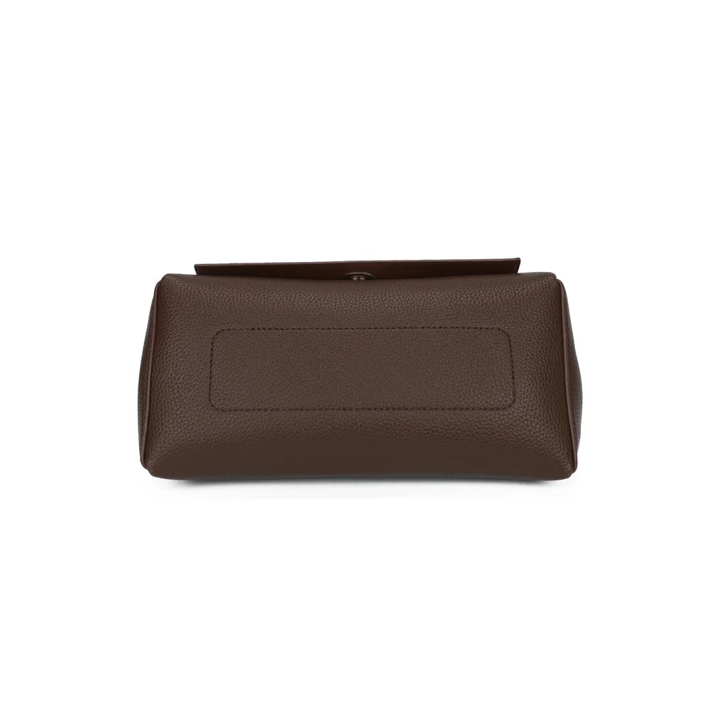 Dessous de l’Orlina café : base du sac compact en simili cuir grainé à la surface régulière – réf. R-2048