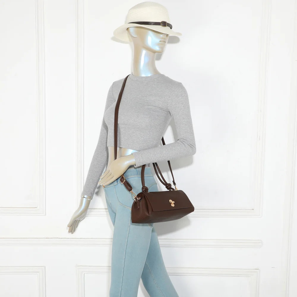 Sac Orlina café porté par une femme : format compact, à la main ou avec sa bandoulière amovible – réf. R-2048